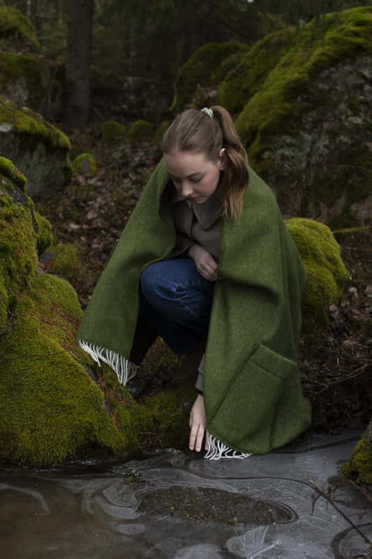 Arvo Pocket Shawl - White/Olive