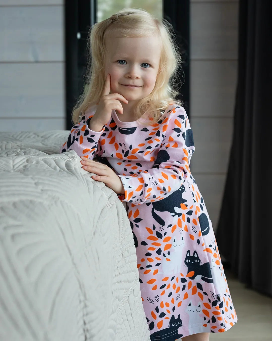 Paapii AAMU nightgown, hide and seek, soft pink and orange