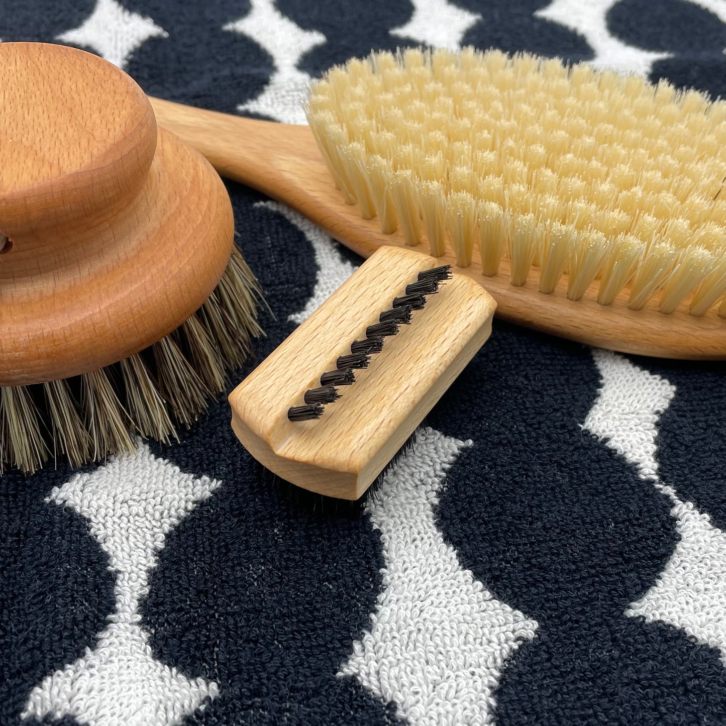 Keller Bürsten Travel-Size Hand & Nail Brush – Oiled Beechwood & Black Natural Bristles