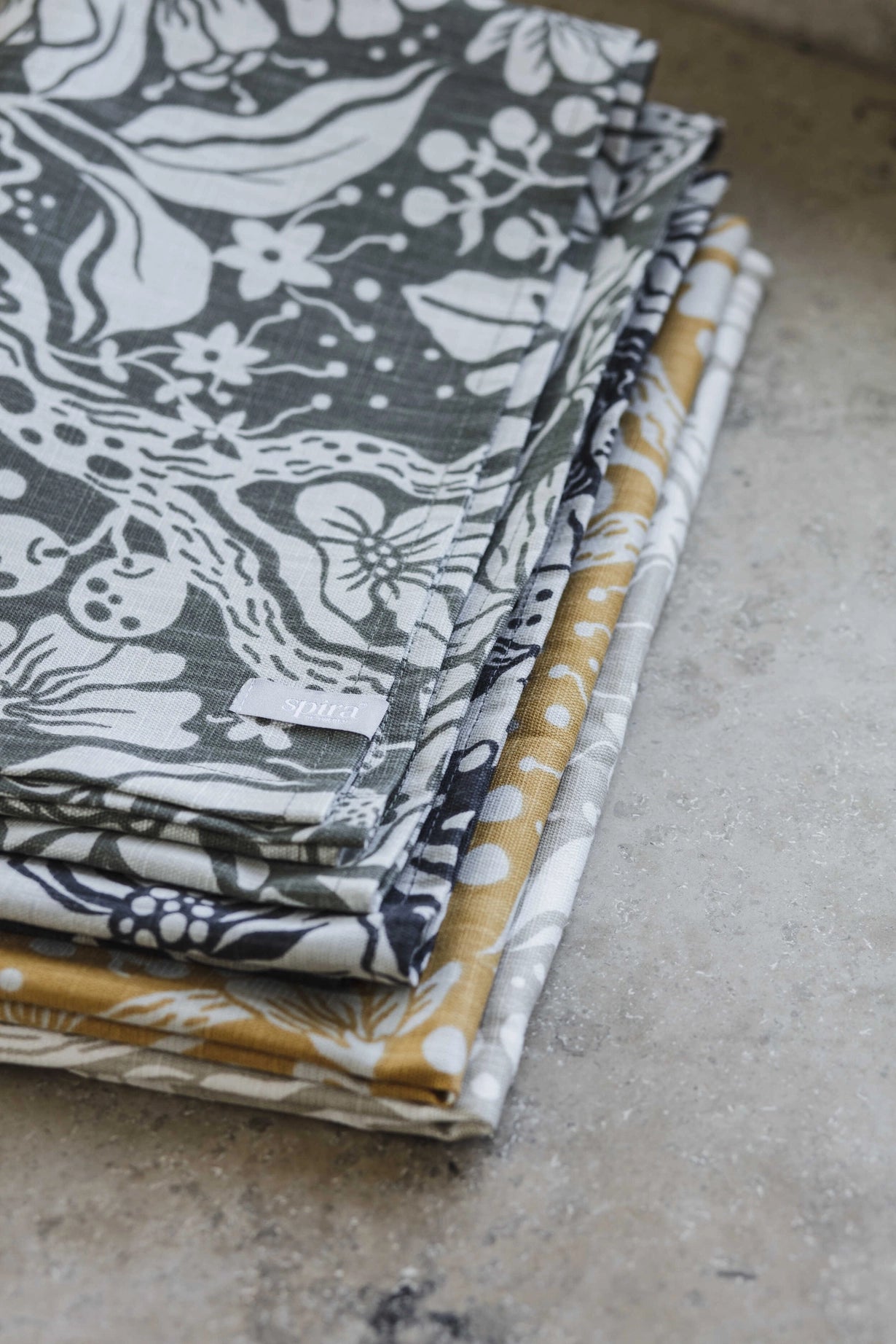 Äppelpäppel Tablerunner 42x140 cm - Asphalt